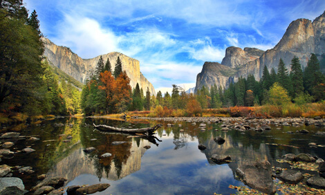 A view of a river and mountains in Yosemite National Park.